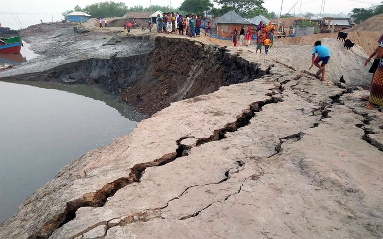 কয়রায় হঠাৎ  ধসে পড়া বেড়িবাঁধের ভাঙন রোধে পাউবোর প্রাথমিক কাজ শুরু