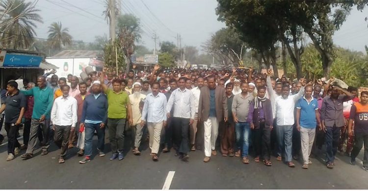 খুলনায় আলীম জুট মিল শ্রমিকদের সড়ক অবরোধ ও বিক্ষোভ মিছিল