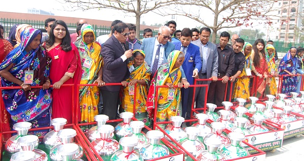 হতদরিদ্র ও অসহায় নারীদের মাঝে পানি সরবরাহের কলস ও ট্রলি বিতরণ