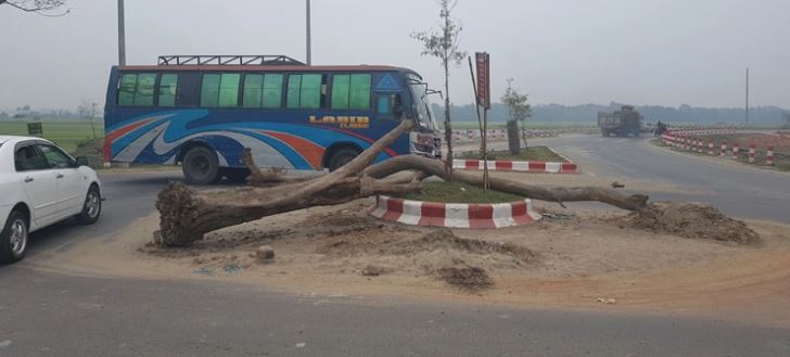 সাতক্ষীরাবাসীর  স্বপ্নের বাইপাস সড়ক এখন মরণফাঁদ