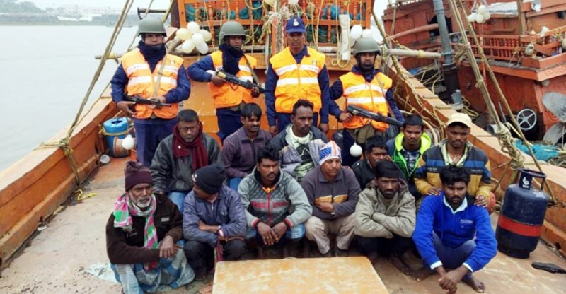 সমুদ্রসীমায় অবৈধ অনুপ্রবেশ করে মাছ শিকার, ১২ ভারতীয় জেলে আটক