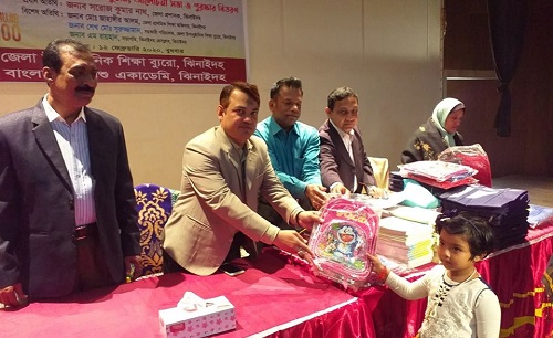 ঝিনাইদহে শিক্ষার্থীদের মাঝে শিক্ষা উপকরণ বিতরণ