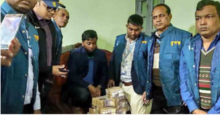 প্রকল্প কর্মকর্তার খাটের নিচে ২ কোটি টাকা, অবাক দুদক