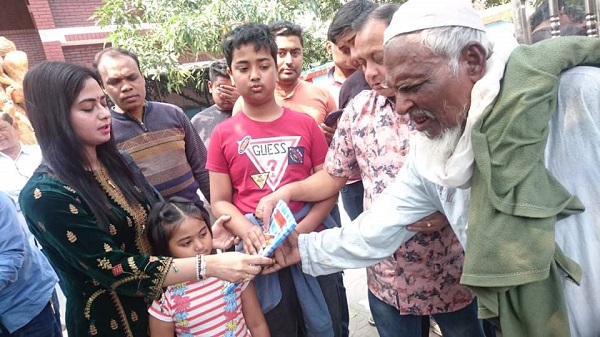 দুঃস্থ ও অসহায়দের মাঝে শিল্পপতি পুজা শিকদারের বস্ত্র বিতরণ