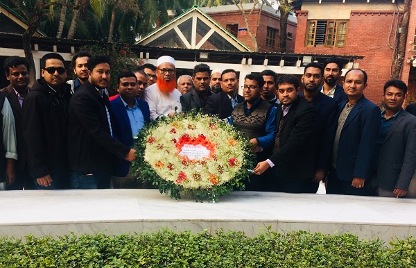 বঙ্গবন্ধুর সমাধিতে কুয়েটের অফিসার্স এসোসিয়েশনের নবনির্বাচিত কমিটির শ্রদ্ধা নিবেদন