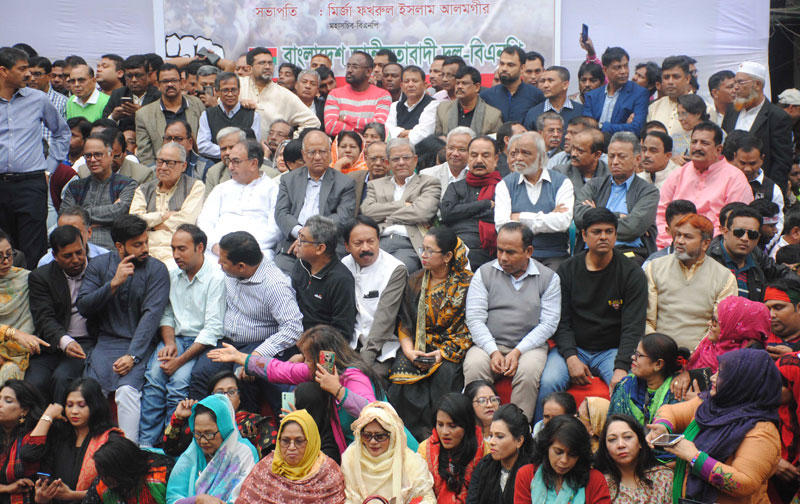 মায়ের মুক্তির আগে কেউ রাস্তা ছাড়বেন না: আমির খসরু