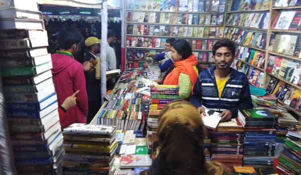 ছুটির দিনে স্বরূপে একুশে বইমেলা