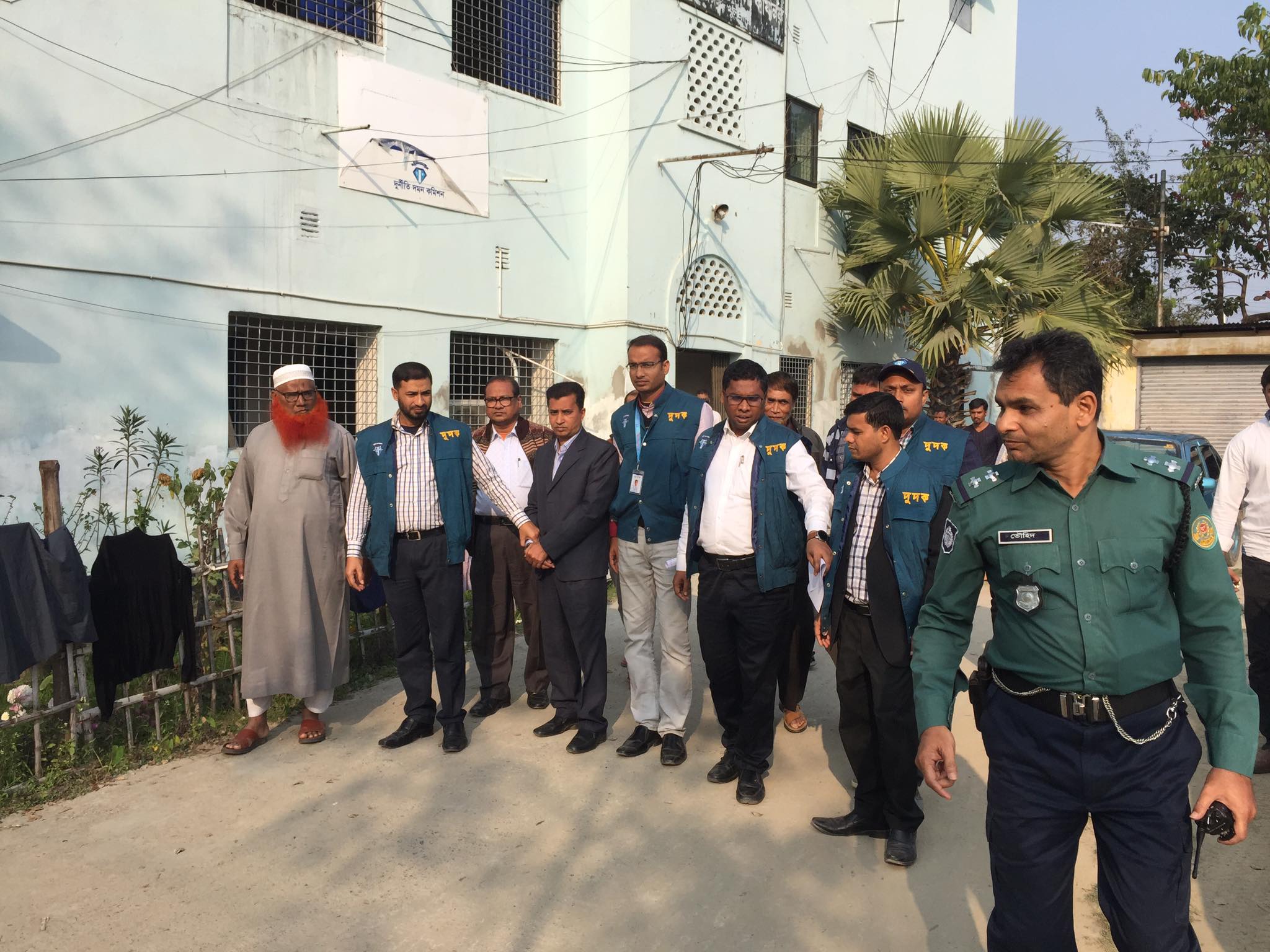 খুলনায় দুদকের হাতে আটক জেলা পরিষদের  মিজানুর