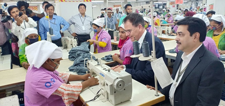 টঙ্গীতে পোশাক কারখানা পরিদর্শনে জার্মান মন্ত্রী