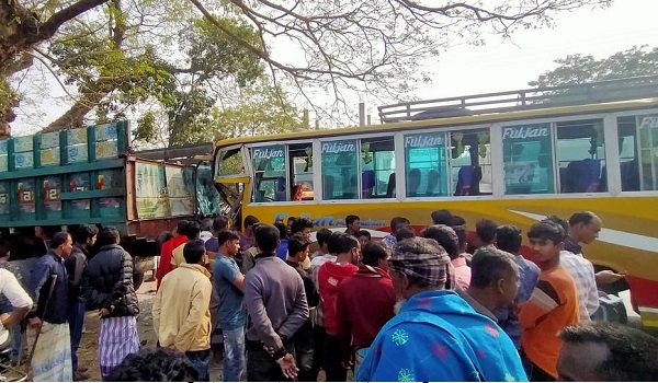 ঝিনাইদহে বাস-ট্রাকের সংঘর্ষে একজন নিহত