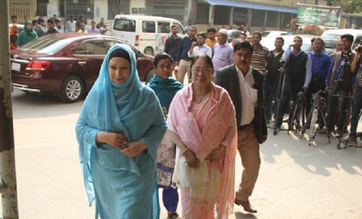 খালেদা জিয়ার সাথে দেখা করতে হাসপাতালে স্বজনরা