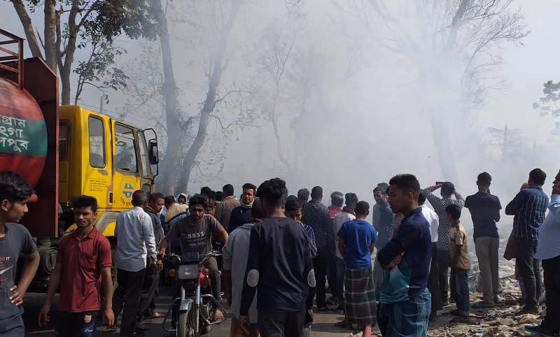 মাদারীপুরে দুই ট্রাক-প্রাইভেটকারের সংঘর্ষে আহত ১২