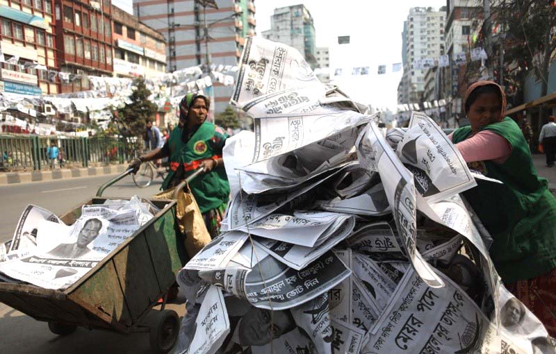পোস্টার অপসারণ চলছে, দুশ্চিন্তা পলিথিন নিয়ে