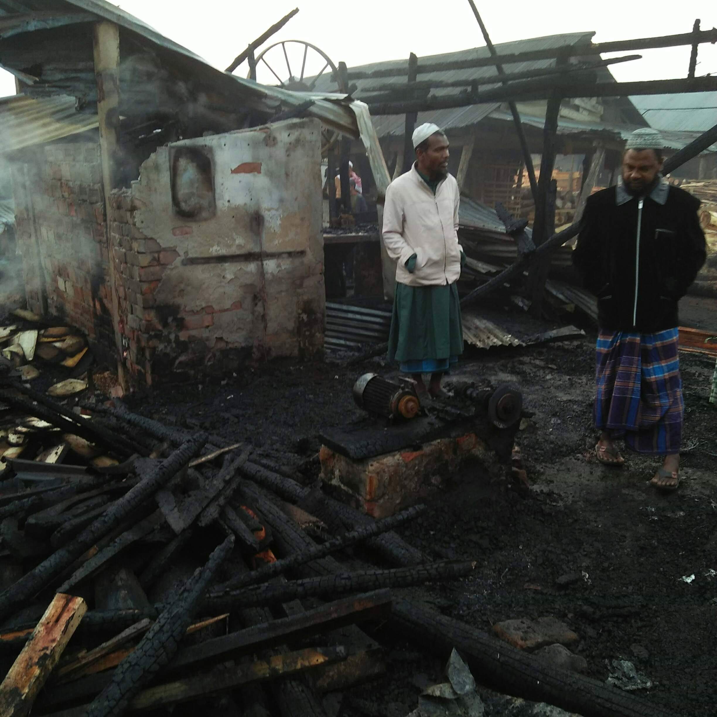 খুলনা নগরীতে একই রাতে তিন জায়গায় আগুন, নিহত ১