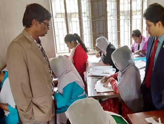 বাড়িতে বাবার লাশ রেখে পরীক্ষায় অংশ নিল বিথী