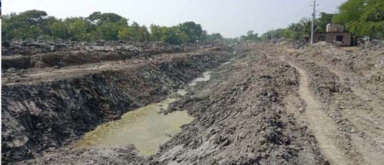 সাতক্ষীরায় পারুলিয়া সাঁপমারা খালে চলছে  পুন:খনন কাজ অন্যদিকে পার ধবস ?