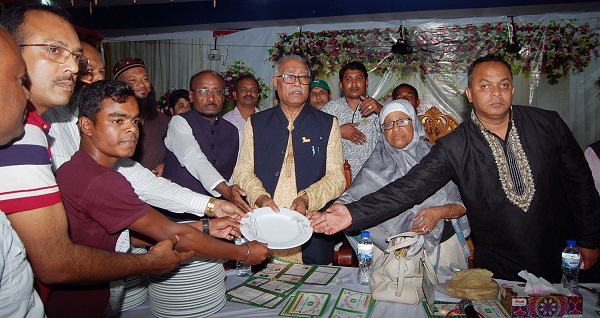 সিটি মেয়র এবং শ্রম প্রতিমন্ত্রীর পাবলা সবুজ সংঘের পুরস্কার বিতরণ করেন