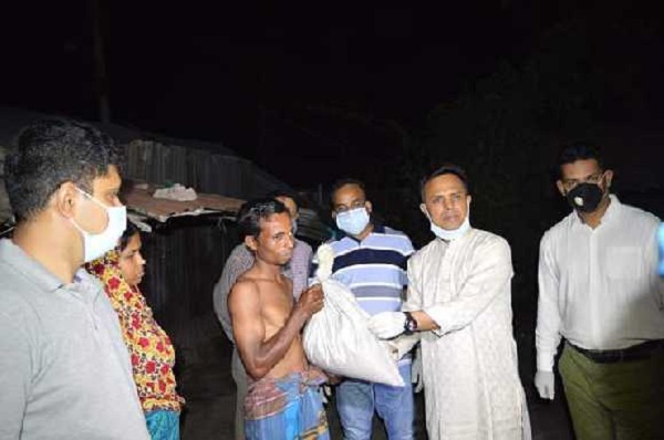 মধ্যরাতে অসহায়দের পাশে যশোরের পুলিশ সুপার