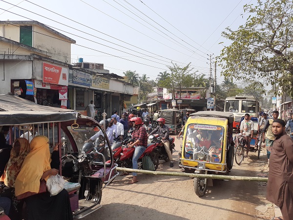 যশোরে রাস্তা বন্ধ করে চলছে সংস্কার কাজ