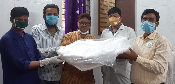 মোংলা উপজেলা স্বাস্থ্য কমপ্লেক্সে পিপিই দিলেন সাংবাদিক নূর আলম