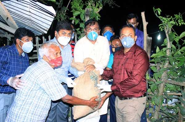 খুলনায় কর্মসংকটে থাকা নিম্ন আয়ের মানুষদের মাঝে খাদ্যসামগ্রী বিতরণ