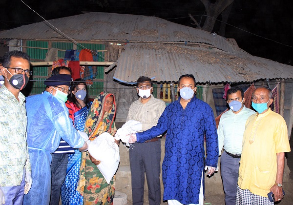 ডুমুরিয়ায় ঘরে থাকা নিম্ন আয়ের মানুষদের মাঝে খাদ্যসামগ্রী বিতরণ