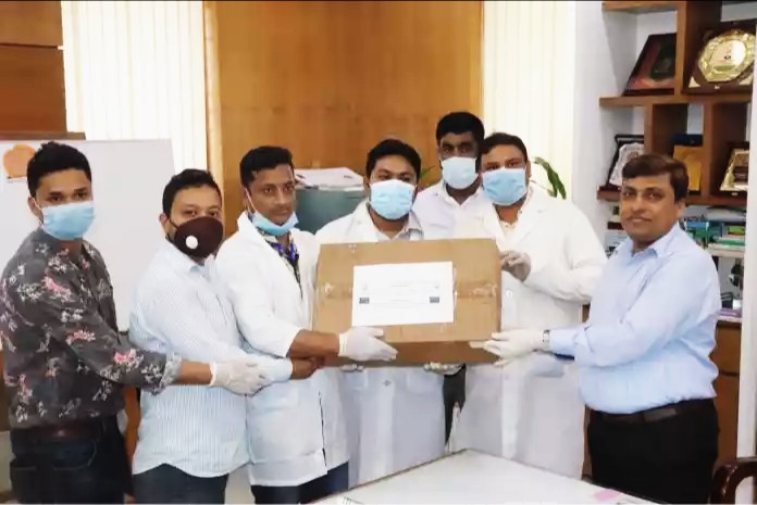 করোনাভাইরাস প্রতিরোধে যশোর জেলা প্রশাসককে যবিপ্রবির ৭০০ হ্যান্ড স্যানিটাইজার প্রদান