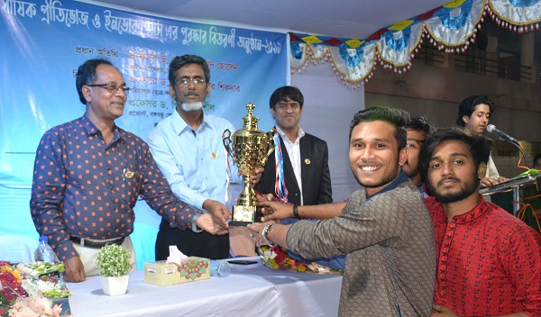 কুয়েটের বঙ্গবন্ধু শেখ মুজিবুর রহমান হলে বার্ষিক প্রীতিভোজ ও ইনডোর গেমস্ এর পুরষ্কার বিতরণী অনুষ্ঠিত