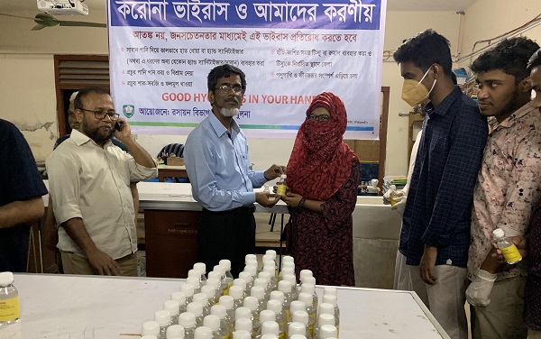 করোনা ভাইরাসের প্রাদুর্ভাব মোকাবিলায় কুয়েটে বিনামূল্যে হ্যান্ড সেনিটাইজার বিতরণ