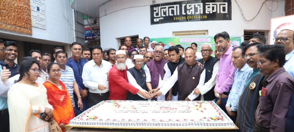 ১০০ পাউন্ডের কেক কেটে বঙ্গবন্ধুর জন্মশতবার্ষিকী উদযাপন কেইউজে’র