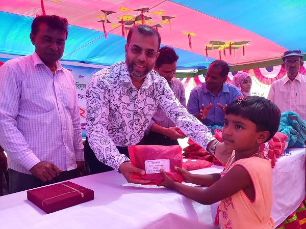 ৭৭ শিক্ষার্থীকে  স্কুল পোশাক দিলেন ড.লায়ন ফরিদ