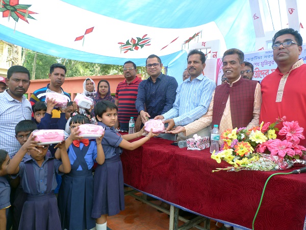 যশোর ভেকুটিয়া সরকারী প্রাথমিক বিদ্যালয়ে শিক্ষার্থীদের মাঝে টিফিন বক্স বিতরণ