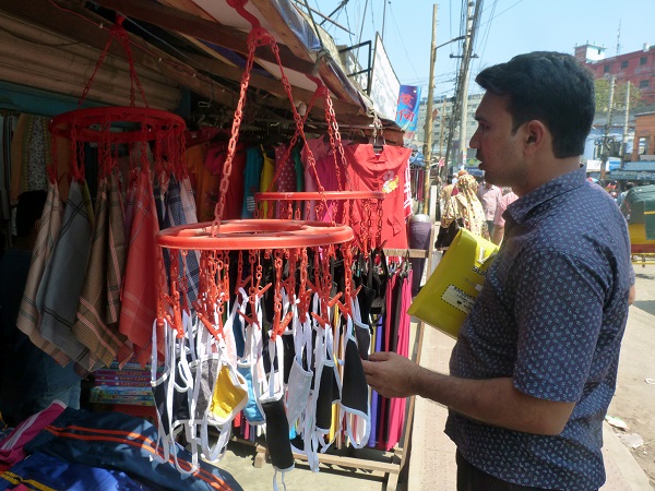 যশোরের ফার্মেসিসহ বিভিন্ন দোকানে মাস্কের দাম বৃদ্ধি