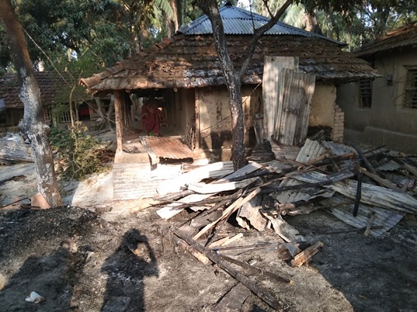 তালায় আগুনে দোকান ও একটি স্কুল পুড়ে ছাই : ৯ লাখ টাকার ক্ষয়ক্ষতি