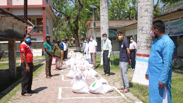 তালায় দুস্থ ব্যক্তিদের মাঝে খাদ্য বিতরণ