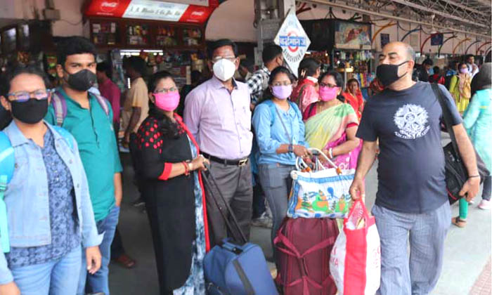 ১০ দিনের ছুটিতে ঝুঁকি ভুলে বাড়ির পথে ছুটছে মানুষ