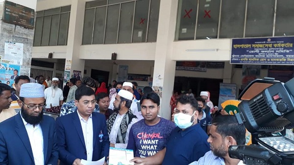 করোনাভাইরাস প্রতিরোধে খুলনা জেলা প্রশাসনের লিফলেট বিলি