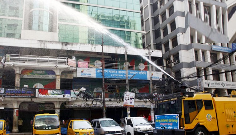 জীবানুনাশক ছেটাচ্ছে ডিএমপির ওয়াটার ক্যানন