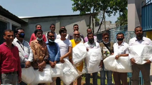 মোংলায় সংবাদকর্মীদের পিপিই পোষাক ও মাক্স বিতরন