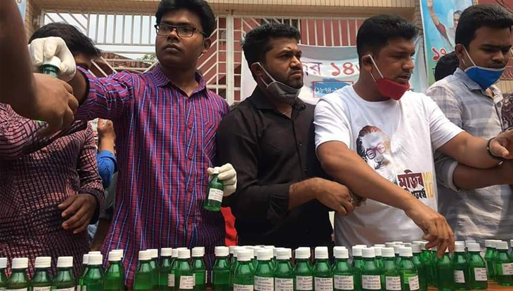 হ্যান্ড স্যানিটাইজার বিতরণ করল নজরুল কলেজ ছাত্রলীগ