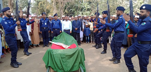 রাণীনগরে রাষ্ট্রীয় মর্যাদায় মুক্তিযোদ্ধার দাফন সম্পন্ন
