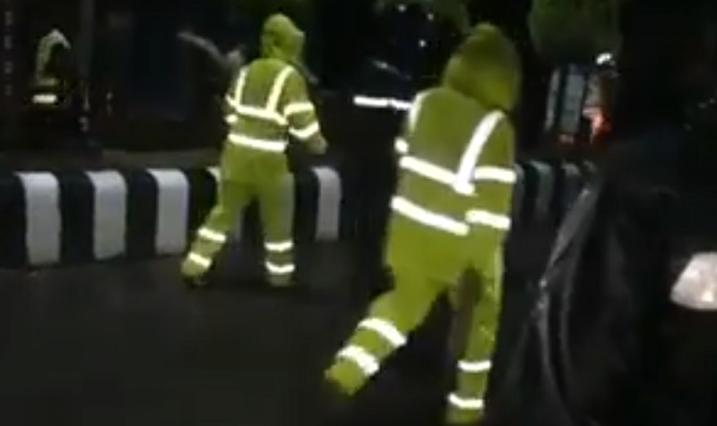 মানুষকে ঘরে ফেরাতে বাধ্য হয়ে লাঠি হাতে পুলিশ