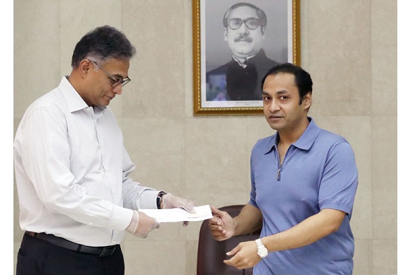 প্রধানমন্ত্রীর তহবিলে বসুন্ধরা গ্রুপের ১০ কোটি টাকার চেক হস্তান্তর