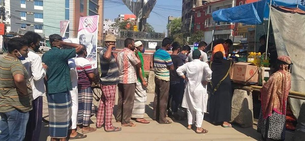 করোনা আতঙ্ক উপেক্ষা করেই কিনছে টিসিবি পণ্য