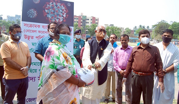 খুলনায় পিছিয়ে পড়া জনগোষ্ঠীর মাঝে খাদ্যসামগ্রী বিতরণ