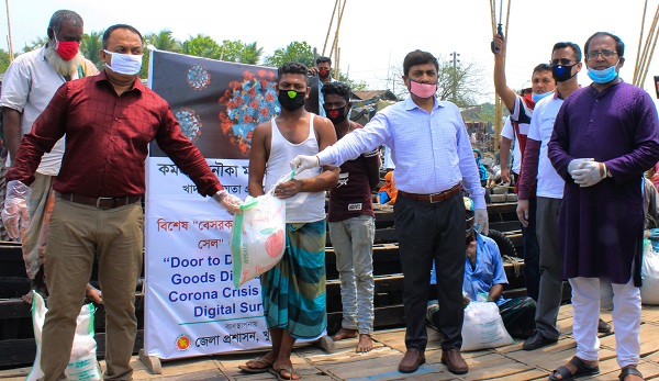 খুলনায় নৌকার মাঝিদের মাঝে জেলা প্রশাসনের খাদ্যসামগ্রী বিতরণ