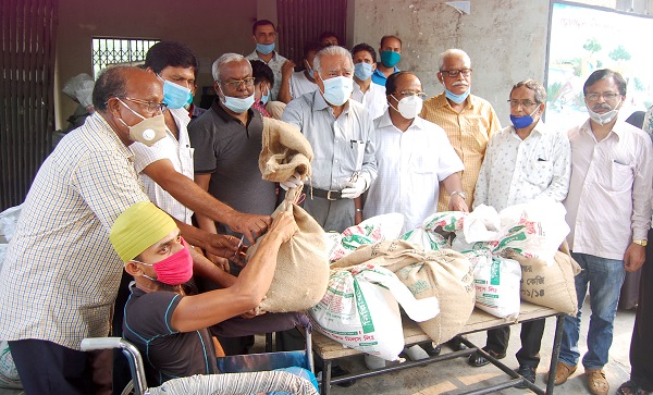 সিটি মেয়র নগরীতে নিম্ন আয়ের ব্যক্তিদের মাঝে ত্রাণ সামগ্রী বিতরণ করেন