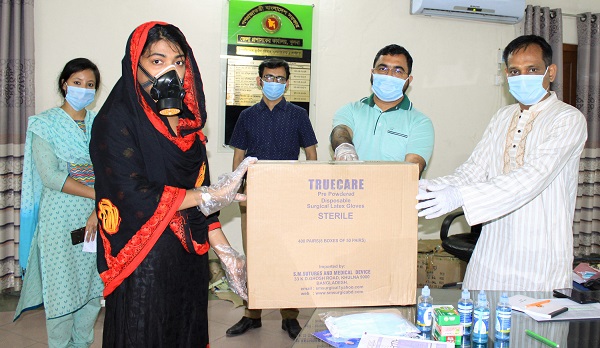 খুলনা জেলা প্রশাসন এবং ইউএনডিপি’র সহযোগিতায় হ্যান্ড স্যানিটাইজার বিরতণ