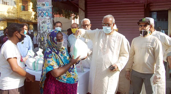 নগরীতে নিম্ন আয়ের ব্যক্তিদের মাঝে ত্রাণ সামগ্রী বিতরণ করেন কেসিসি মেয়র
