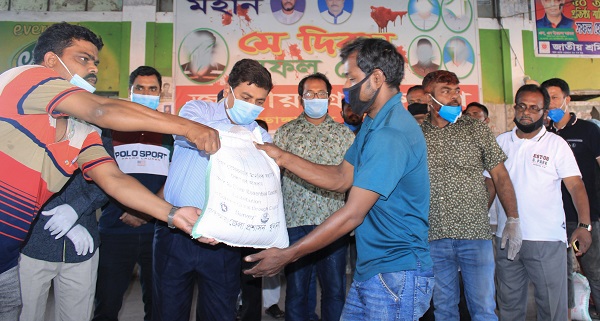 খুলনায় মোটর শ্রমিকদের মাঝে জেলা প্রশাসনের খাদ্যসামগ্রী বিতরণ
